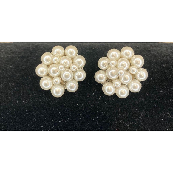 Pearl and rhinestone Flowers bridal jewelry set - Picture 8 of 12